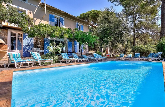 Gran villa con 2 casas de huéspedes 16 personas en bosque privado a 9 km de Cannes