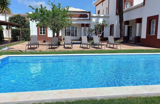 Excepcional casa,6 dormitorios,jardín y piscina- Budens,cerca de playa de Salema