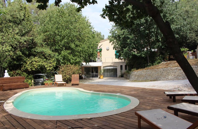 Large villa on 1800 m2 of wooded land with swimming pool north of Montpellier