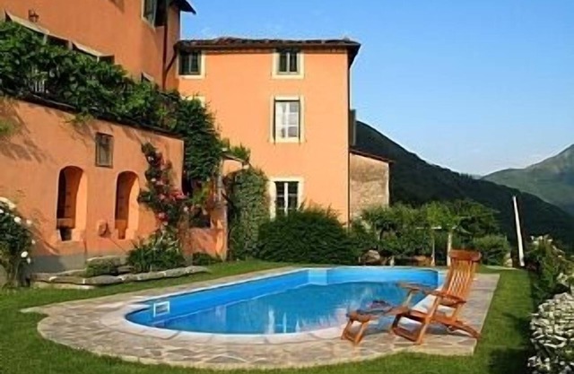 Amplia Villa Cerca Lucca en Toscana con piscina y vistas a la montaña