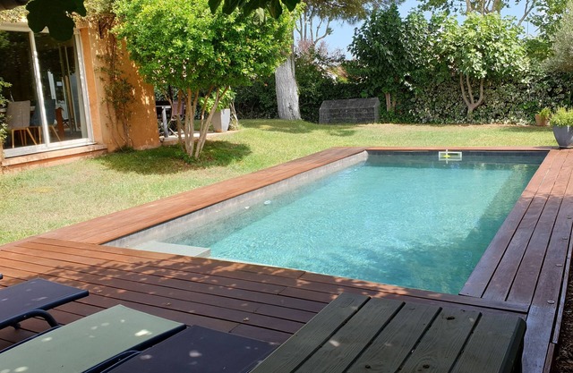Villa tranquila con gran jardín y piscina cerca del mar.