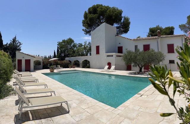 Gran villa rodeada de pinos en Provenza