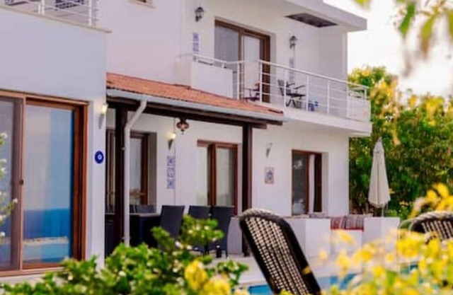 Large villa with pool and fantastic sea view