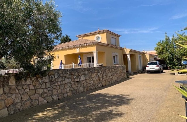 Large villa with pool, pool house, quiet 15 minutes from the beach