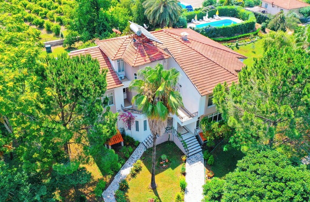 Villa con piscina privada situado en su propio Orange Grove