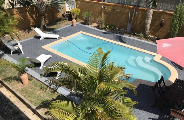 Gran villa con piscina en zona residencial a 5 minutos de la playa.