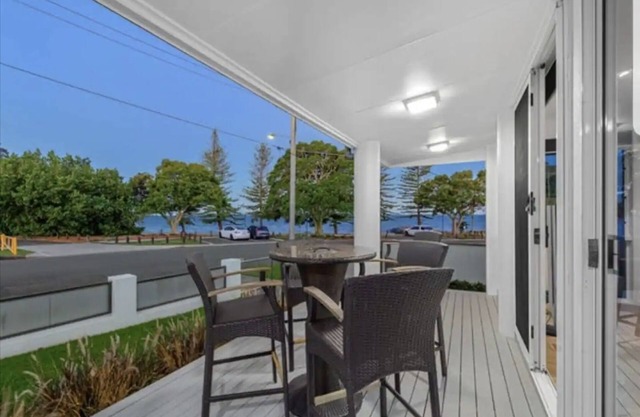 Large Waterfront retreat in Scarborough: 4 beds, 3 baths, 3 living areas