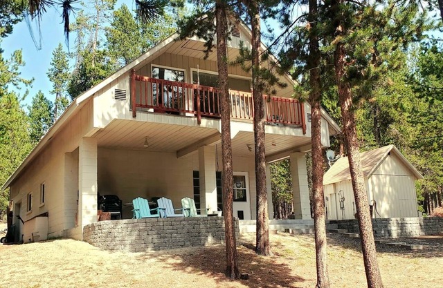 Large Waterfront Cabin on Crescent Creek near Crater, Crescent, and Odell Lake.