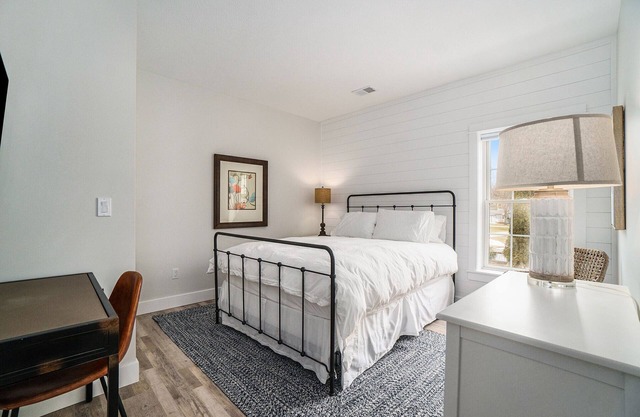 Largest Upstairs Suite at the Dala House (sleeps 4)