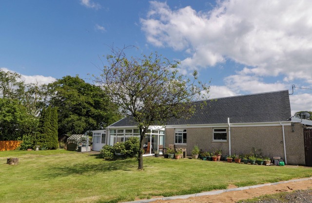 LARGIEHOLM, pet friendly, character holiday cottage in Mauchline