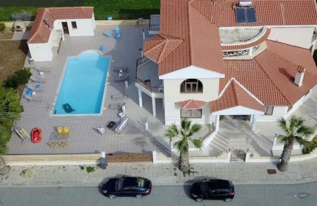 Larnaca Mansion Ideal for 3 Families or more