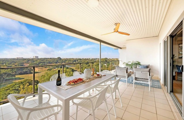 Larrakeyah Luxury Penthouse Getaway with Views