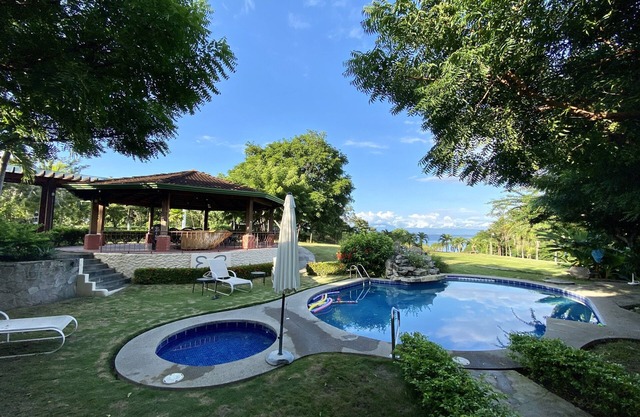 Maravillosa vista al mar, casa de 5 dormitorios en increíble propiedad privada frente al mar.