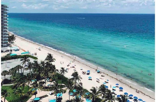 Las Olas Modern Masterpiece/walk to the beach