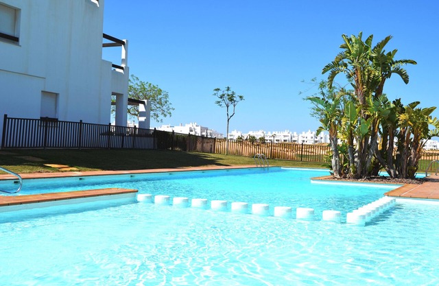 Primer piso, wifi gratuito, TV vía satélite, piscina, balcón