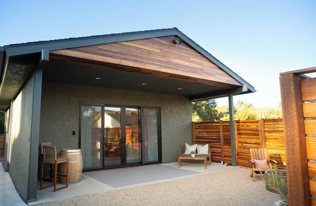 Lasso Lodge ~ Walking distance to wine tastings and restaurants! King size bed