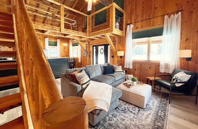 Last Min.Deals! Amazing Cabin+Bunkhouse. ATV Trails. WiFi. Lawn Games & Hot Tub
