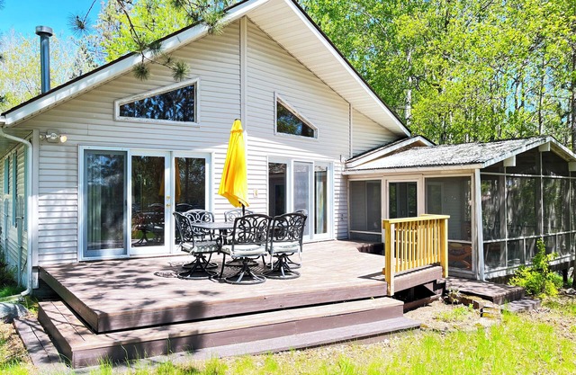 Last Min. Deals! Bright & Cheery Lakeside House on Bear Island Lake