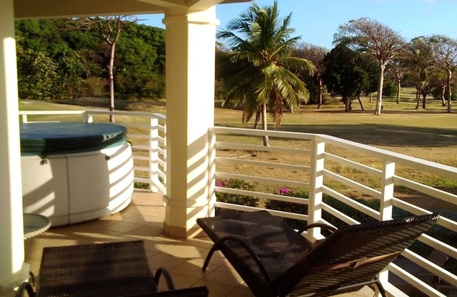 Primer piso de una villa con jacuzzi por mar en el campo de golf de campeonato