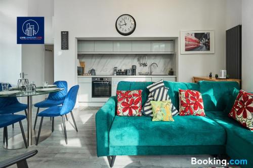 Last-Minute Reserve l Sleeps Up to 4 Guests l Flat 1 l One-Bedroom Apartment with King Bed and High Ceilings Near Camden by Live London Short Lets & Serviced Accommodation