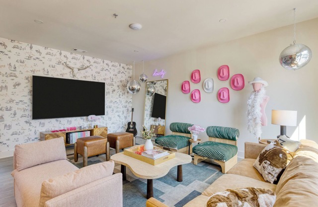 Last Rodeo Suite by AvantStay | Themed Pad w/ Glam Room & Rooftop, Close to DT!