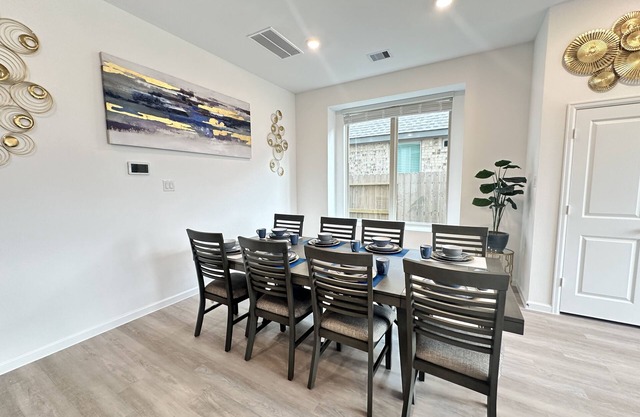 Late check out! Cozy & New 4Bd/ 3ba, in quiet neighborhood w/big yard.