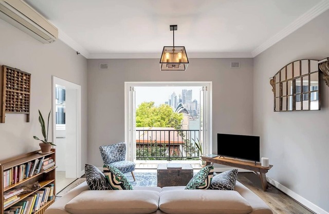 'Latitude' - Stunning Opera House Views, Designer 2 Bedroom Executive Apartment w/ airconditioning