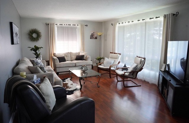 L’Auberge -Spacious Home with 2 Bay Heated Garage