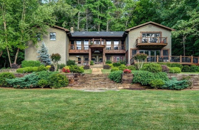 Laughing Bear Lodge 10k sqft On Trout Stream