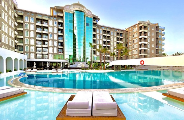 LAUR HOTELS Experience & Elegance
