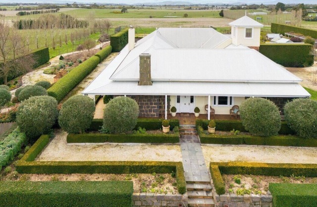 LAURISTON PARK - STYLISH KYNETON VILLA