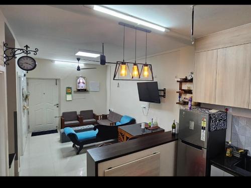 LausDeo1 self checkin 2BHK AC corner flat top floor