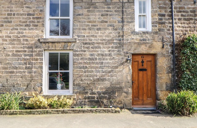 LAVENDER COTTAGE, pet friendly, with open fire in Richmond