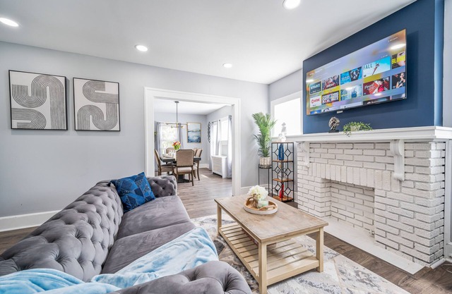 Lavish 3 Bedroom 1 Bath house-10 minutes to EWR/ FREE parking for multiple cars.