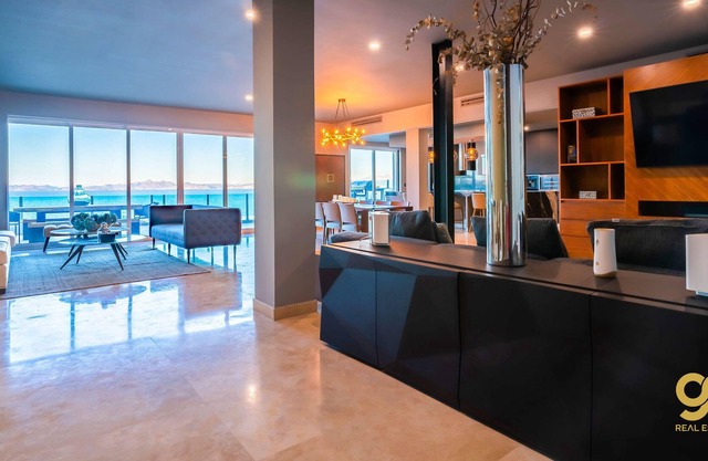 Lavish Bayview Penthouse, Beachfront Complex!