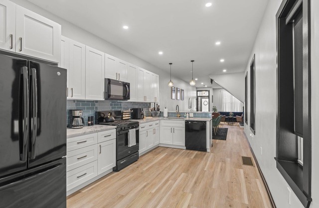 Lavish Family Friendly Retreat w/ Pool Table & 85" TV