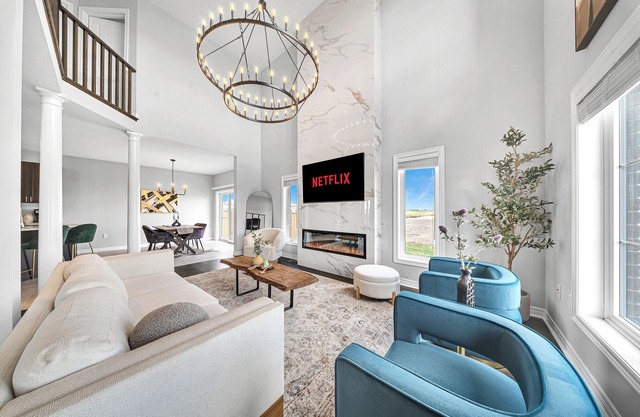 Lavish Home on Hamilton Mountain- King Bed