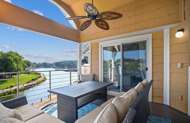 Lavish Lake Lounge by SoCharm | 3rd Fl Waterfront Condo - 3Bed/2Bath Cornelius