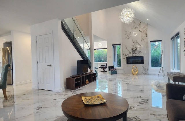 Lavish Mansion: Jacuzzi Suite, Elegant Interior