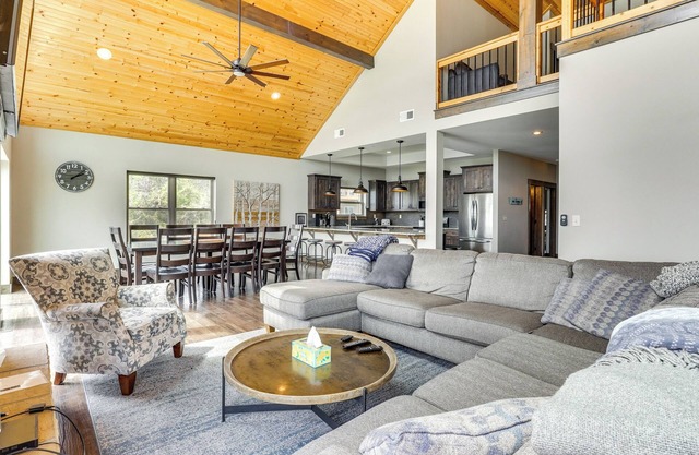¡NUEVO! Lavish Home w / Decks- Pasos a Table Rock Lake