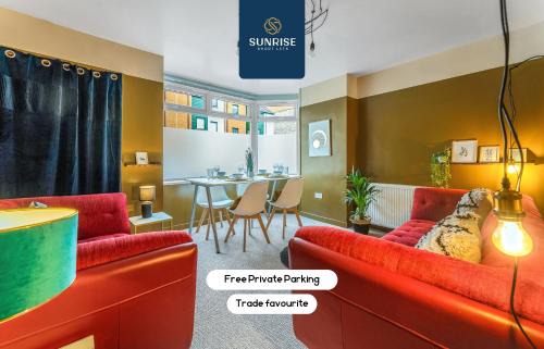 LAW 2 - has 3 rooms, 5 Beds, 1 Bathroom, Free Parking, WiFi, Contractors, Tourists, Relocation, Business, Travellers, Central, PRICE MATCH GAURANTEE, Reduced Rates Available by SUNRISE SHORT LETS