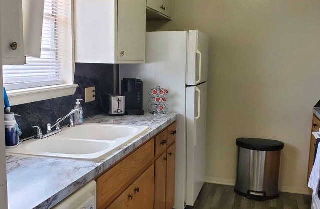 Lawton Landing 2-bedroom house with AC, WiFi near FortSill