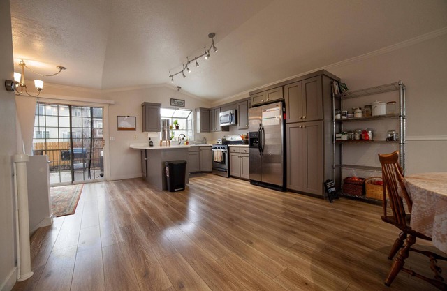 Layton Mountain retreat for 9, close to multiple ski resorts, Hill AFB and SLC.