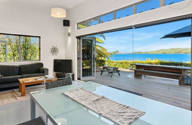 Laze by the Lake - Lakefront Rotoiti Holiday Home