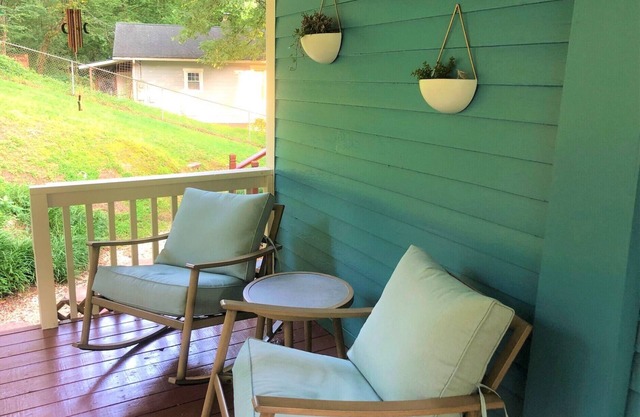 Laze Daze Hideaway Comfortable 2-Bedroom Bungalow
