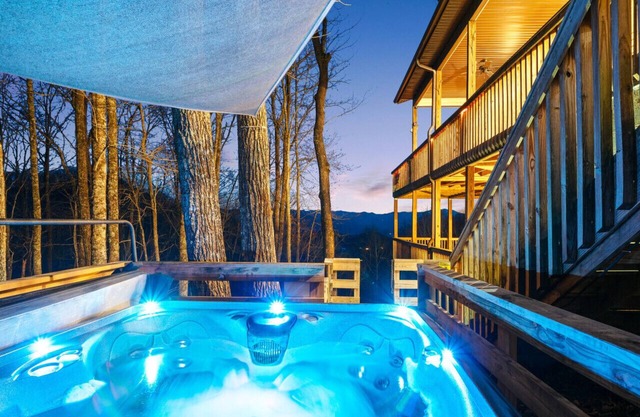 Lazy Bear Retreat Hot Tub-FirePit-Views-6 miles to Casino