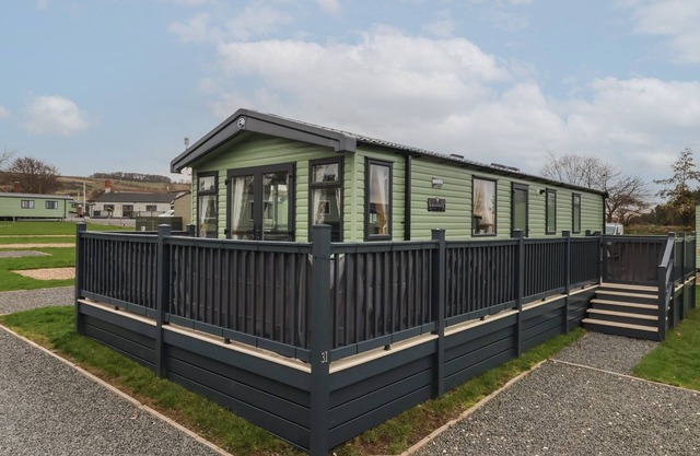 LAZY DAYZ LODGE, pet friendly, with hot tub in Malton