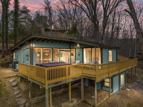 Lazy Lake 3BR Cabin w/Mtn Views + Hot Tub +Wi-Fi