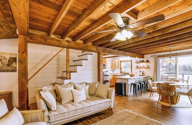 Lazy Lake House. A Superior 3-bedroom Catskills Lakefront Retreat.
