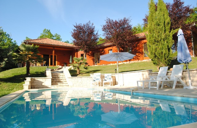 Le Bouyssonnet, maravillosa casa de vacaciones con gran jardín vallado y piscina privada.